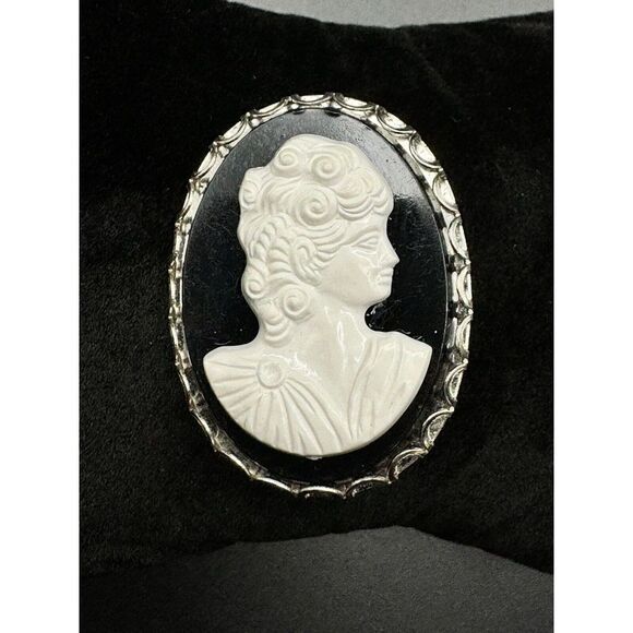Vintage Victorian Style Cameo Brooch Silver Tone Black White Profile Plastic - Picture 1 of 9